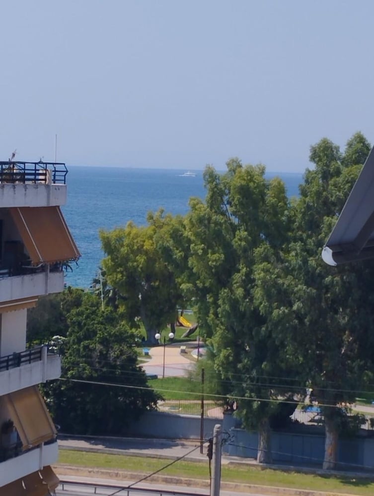 Spacious Seaside Flat at Alimos