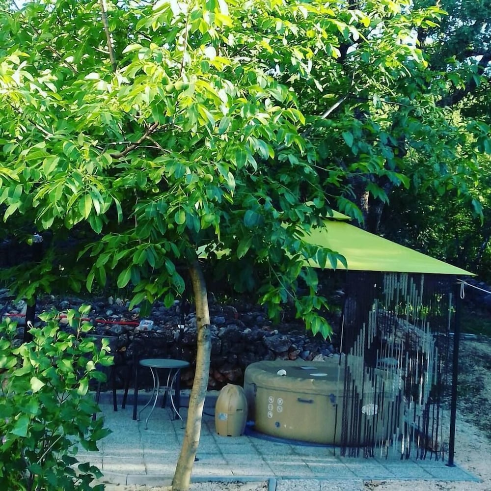 Holiday House en Podbablje — activities & amenities