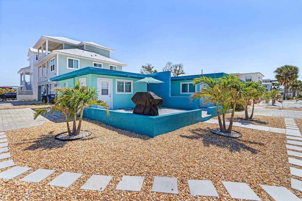 412 Harbor Hideaway: 2bd Cottage, Walk To Times Square! 2 Bedroom Home