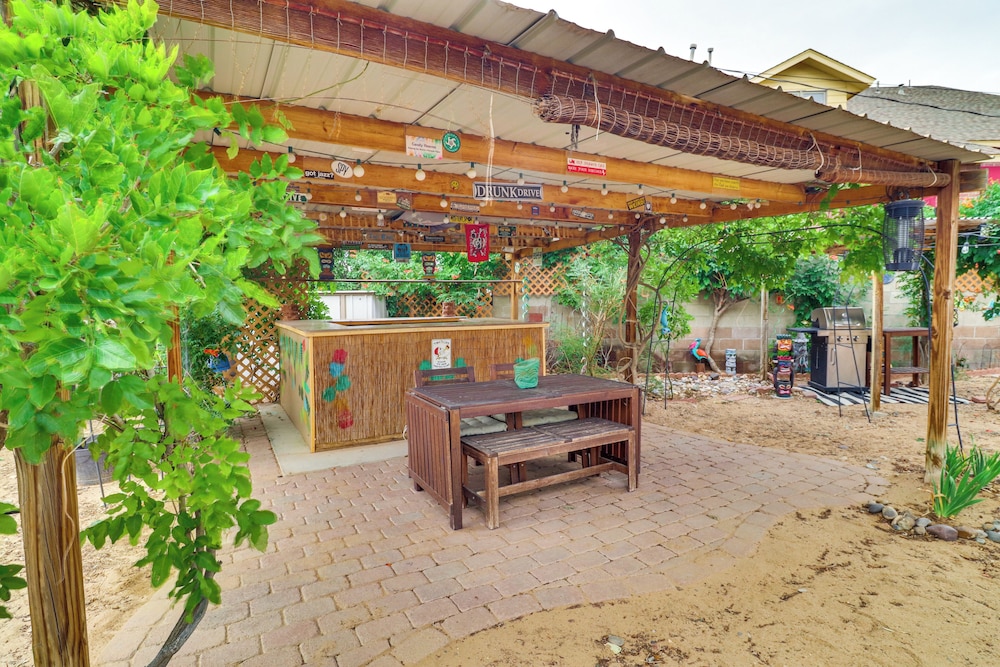 Outdoor Bar & Large Pool: Retro ABQ Retreat!