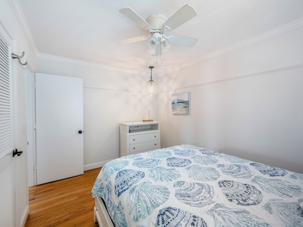 Surfside Cottage by Topsail Realty