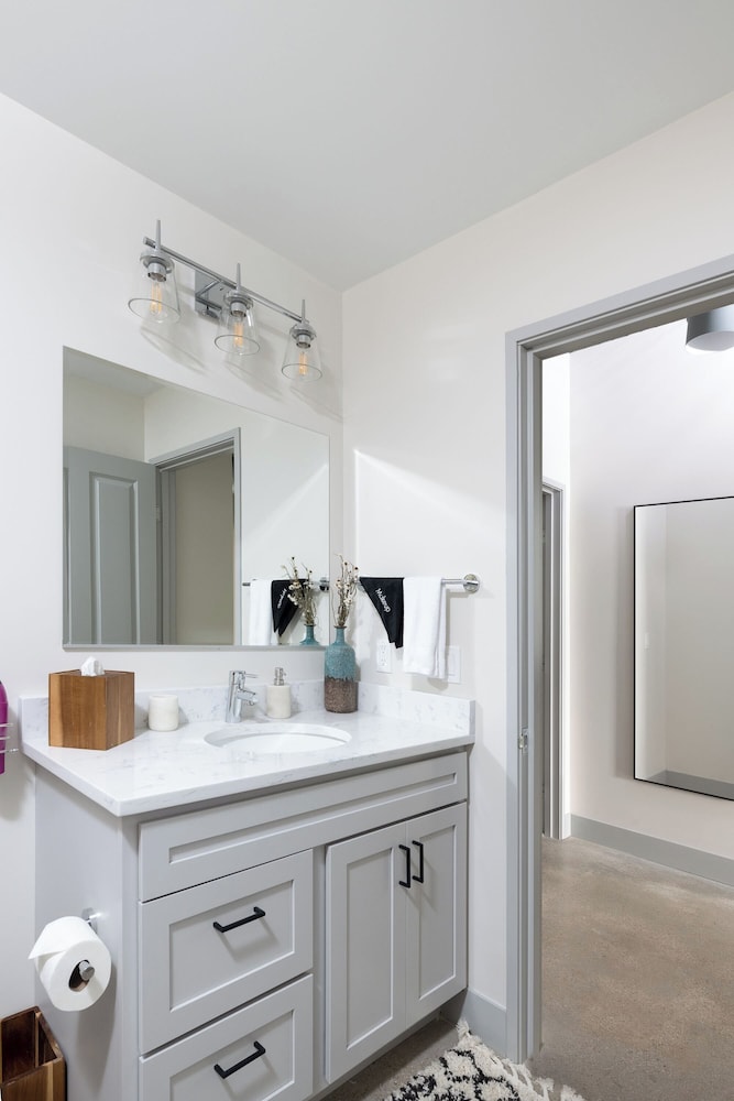Brewery District Apartment Near Fiserv with Rooftop, Gym, and Parking