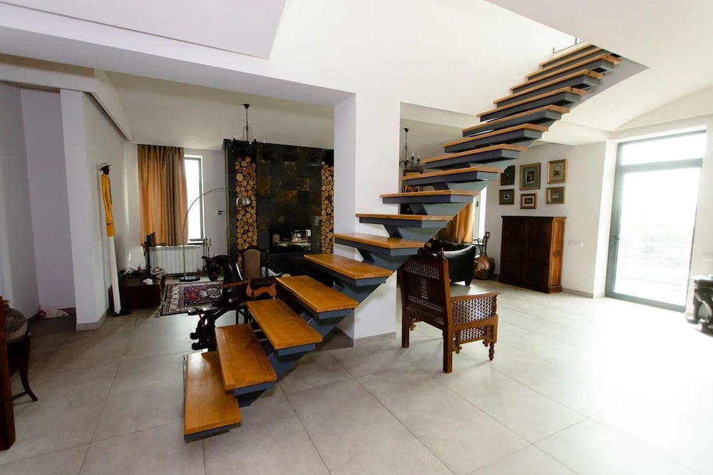 4 Bed Villa Estate Sleeps 7 - Pool, Garden, Sauna