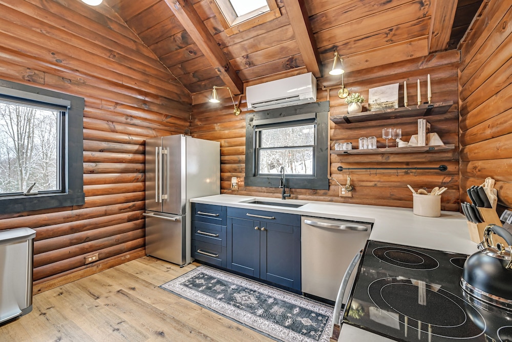 Peaceful Cabin w/ Hot Tub in Dundee: Dogs Welcome