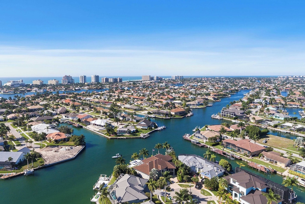 Marco Polo by Avantstay Waterfront 5bdr, Pool, Spa, Fire Pit, Walk to Beach