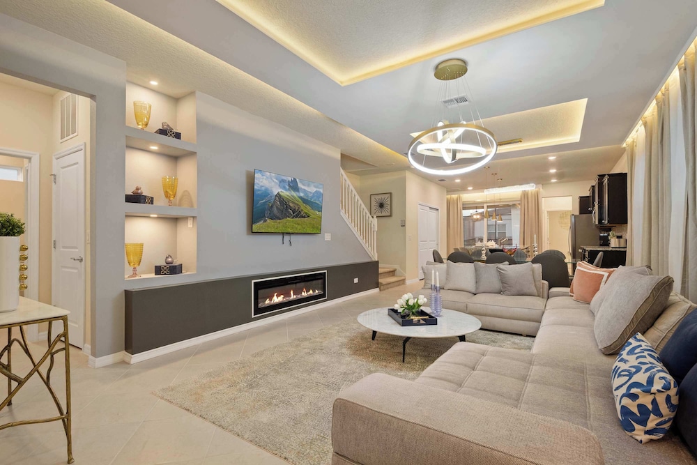 Luxurious Windsor Cay Villa Private Pool, Epic Game Room & Minutes to Disney!