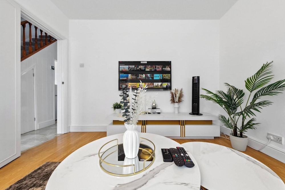 Spacious 3 bd Garden M25, Free Parking,bluewater