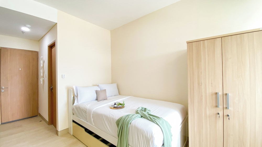 Comfortable And Modern Studio Apartment At B Residence