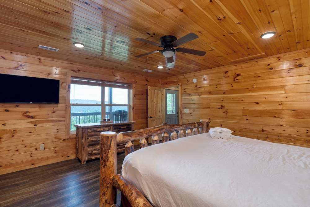 Evergreen Echo by Avantstay Cabin w/ Mountain Views, Theater, Game Room, and Hot Tub
