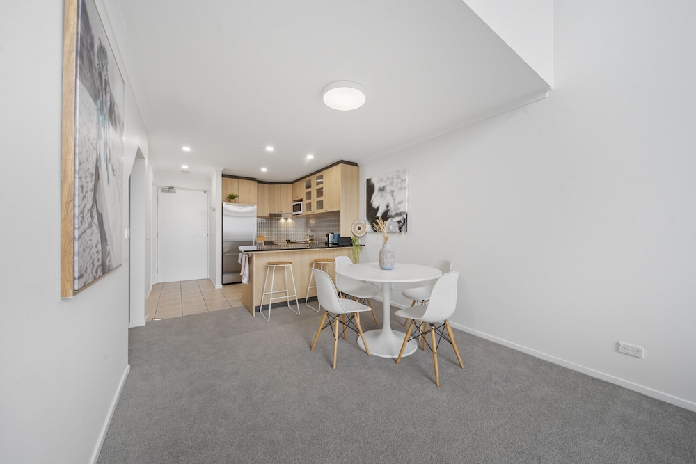 Loft-style CBD 1-bed With Rooftop Terrace & BBQ