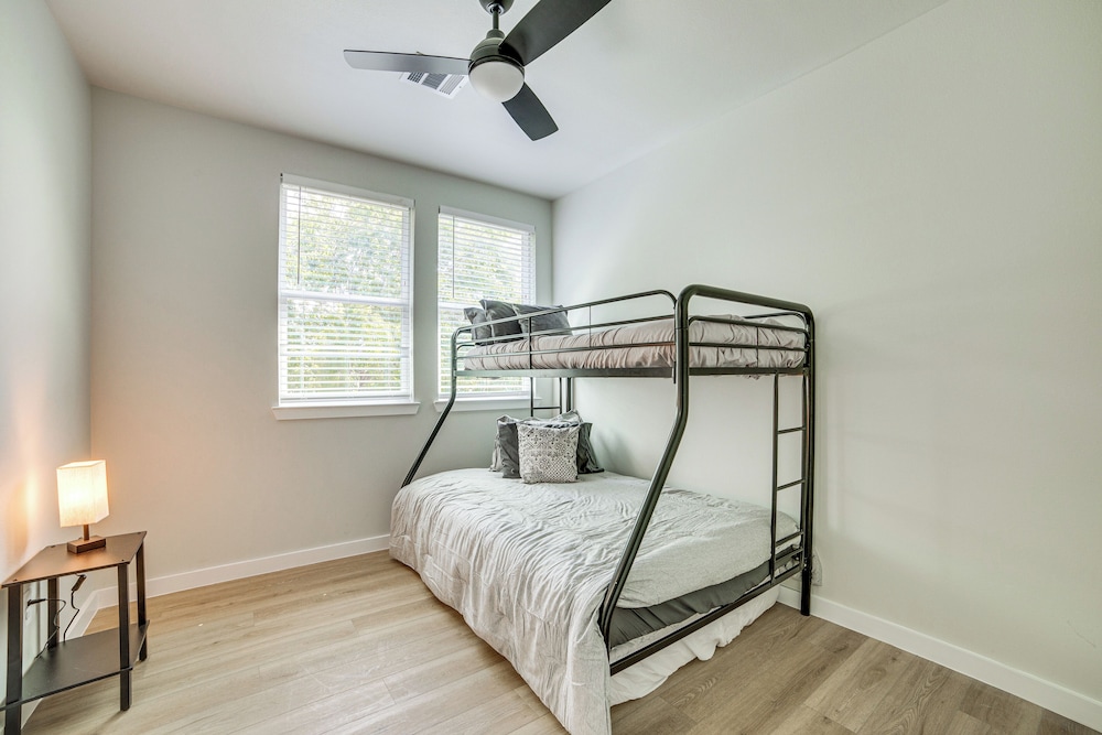 3 Mi to Dtwn Dallas: Pet-friendly Retreat w/ Yard