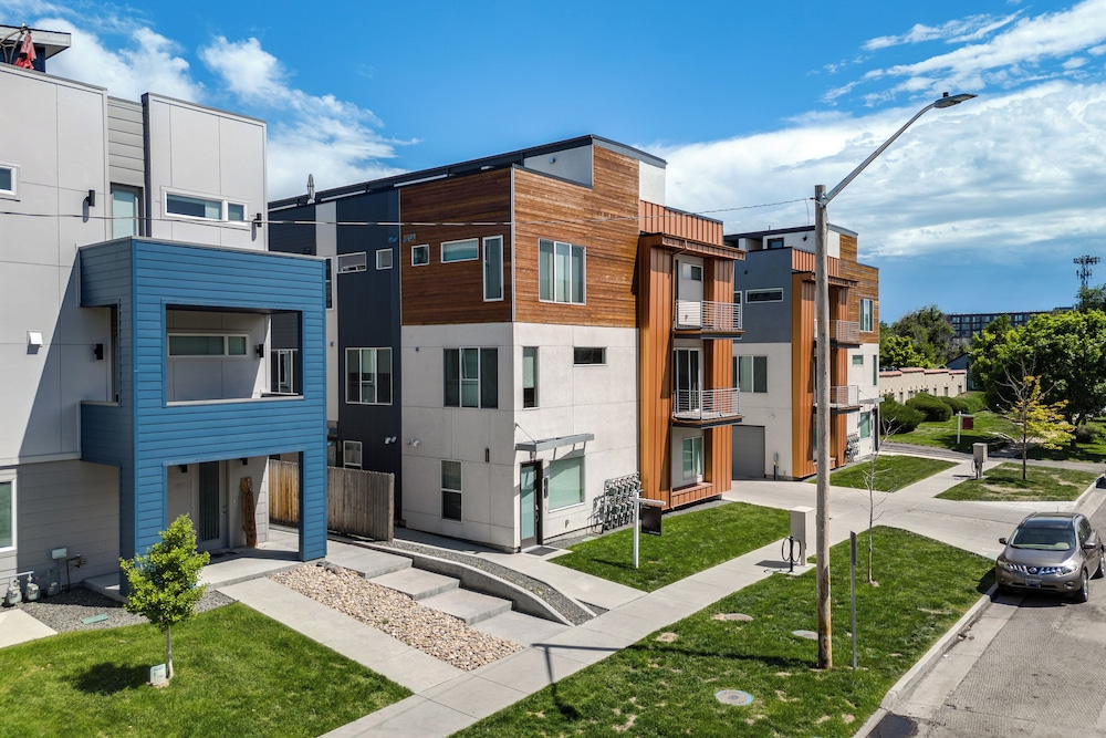 Luxe Denver Townhome: Hot Tub + City Views! view 3