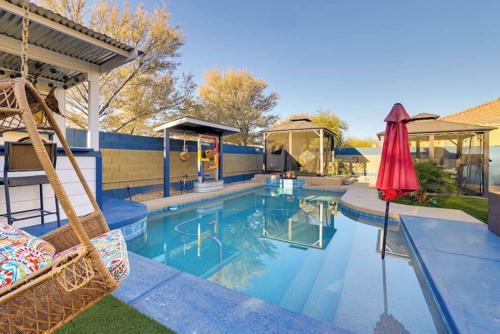 Putting Green & Hot Tub: Goodyear Retreat!