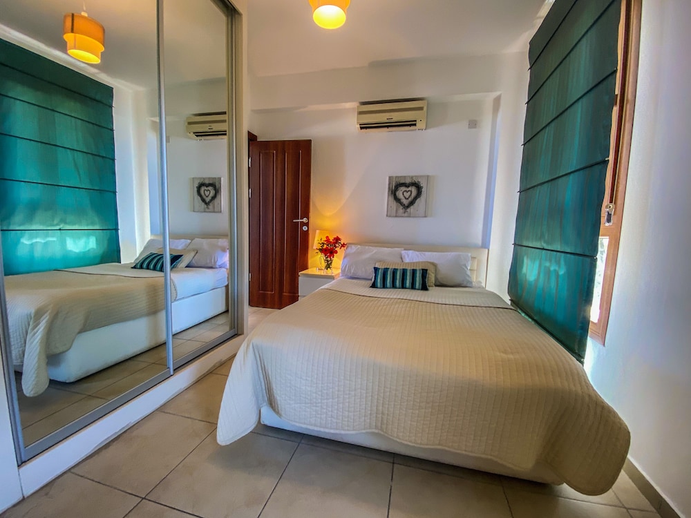 Sea Cliff Villa, 4 Beds, Sleeps 2- 8, Free Wifi, view 4