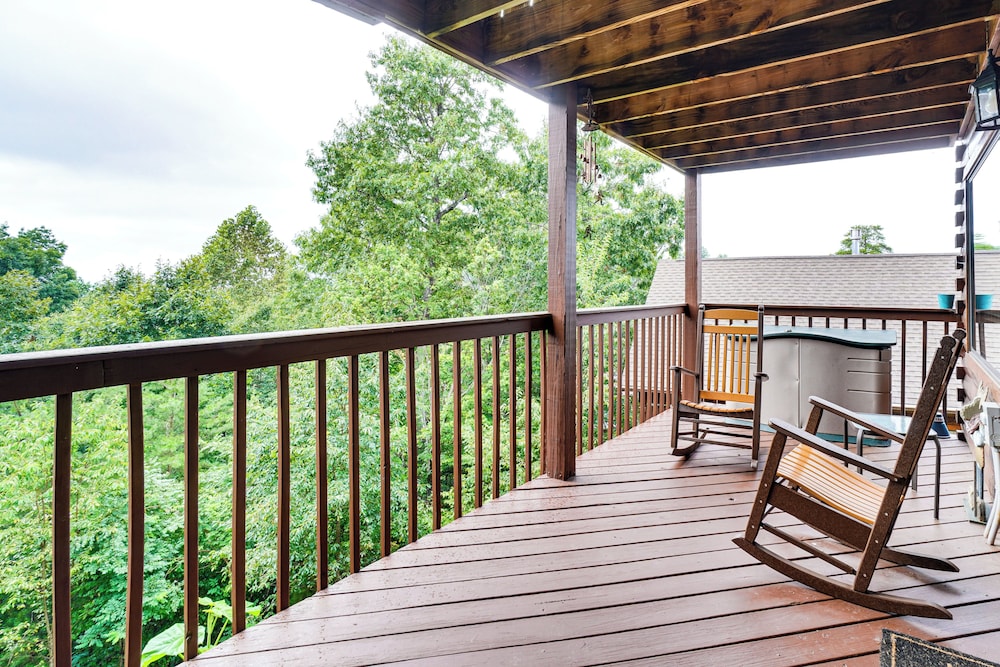 Hot Tub & Game Room: Sevierville Family Cabin!