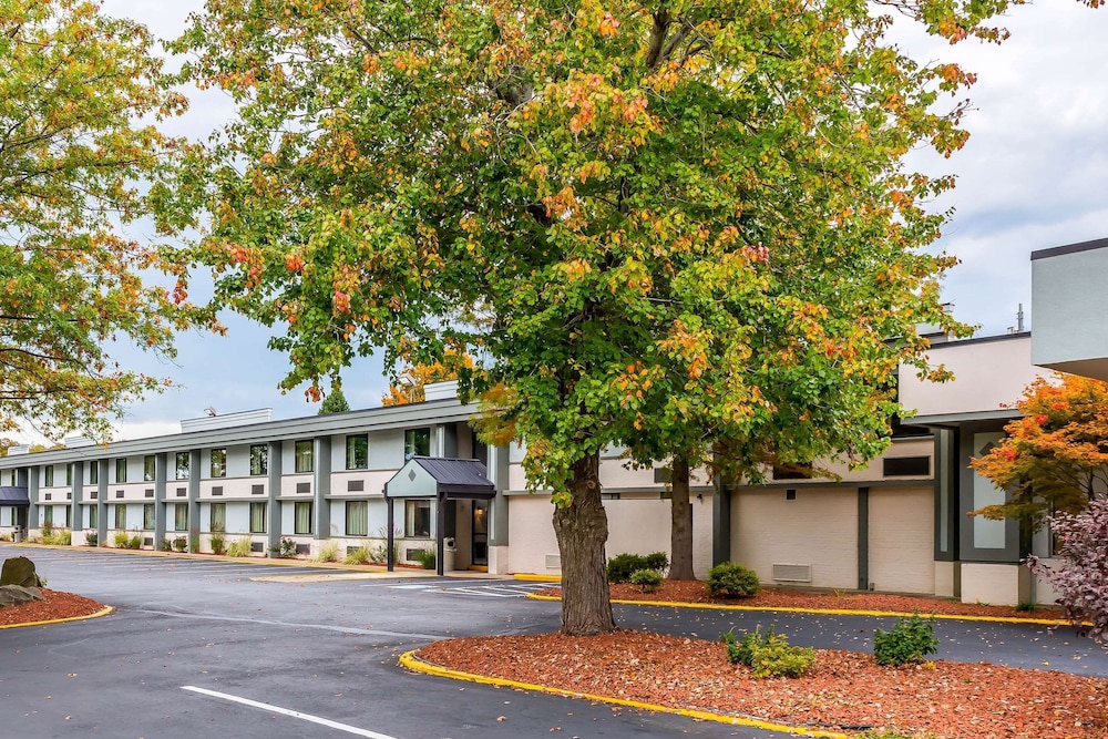 Clarion Inn - Property Image 18