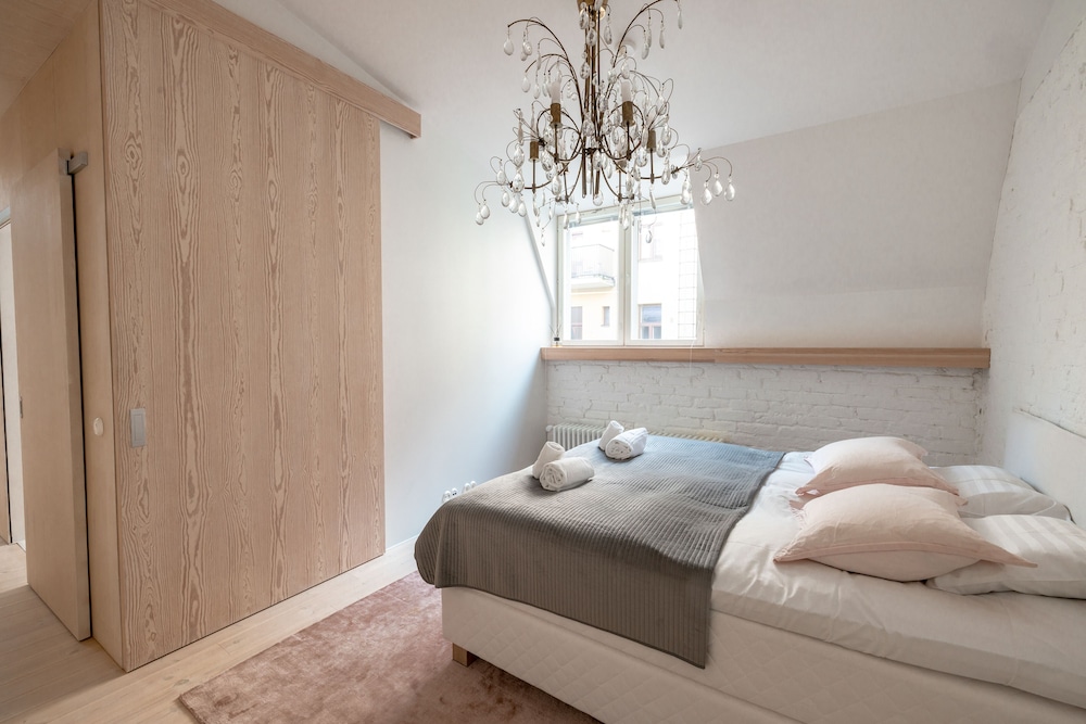 2ndhomes Luminous 2BR Loft House w Sauna view 3