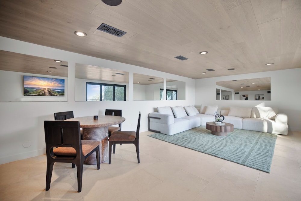 Villa Solea - Mulholland Retreat w/ Pool, Spa & Iconic LA Views