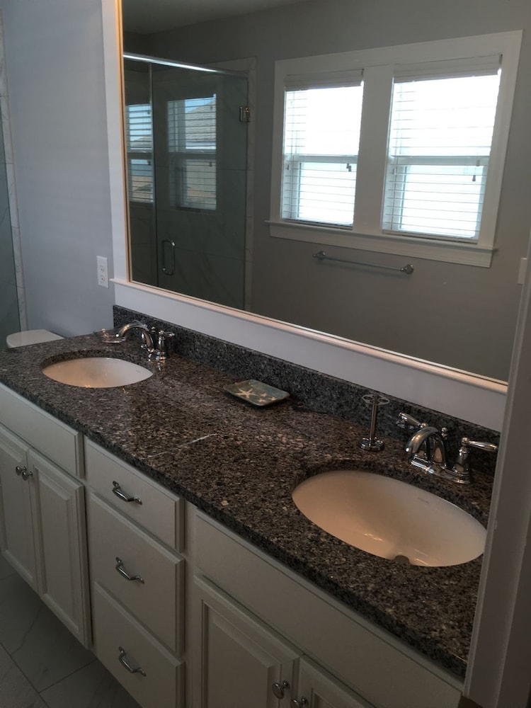 Best Day Ever 4 Bedroom Home by RedAwning