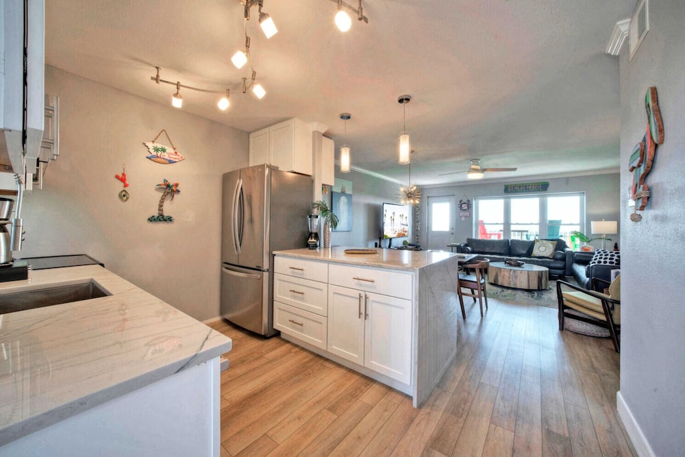 Sleeps 26 3 Island Retreat Condos w/ Beach Access, 2 Pools, Pickleball, Views