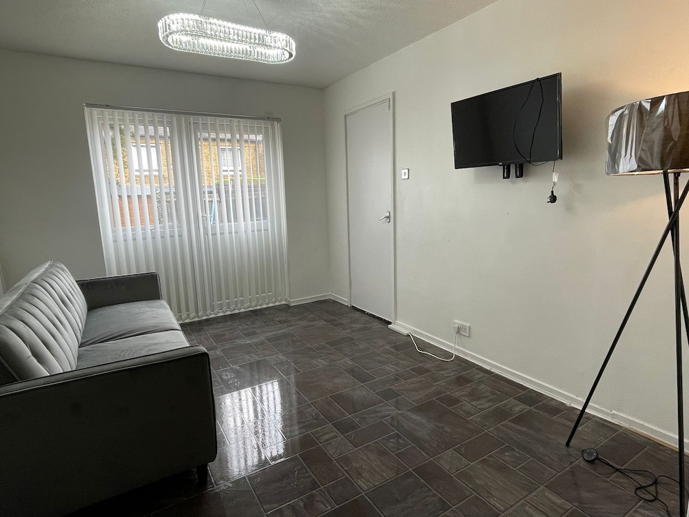 New! 4 Bedroom London House With Garden and Lawn