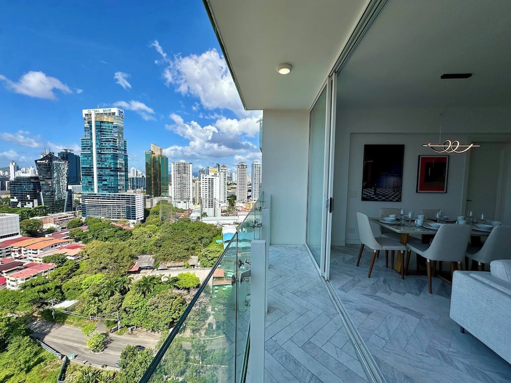 Luxury apt in Panama City 2 Rooms 3 Baths & Office