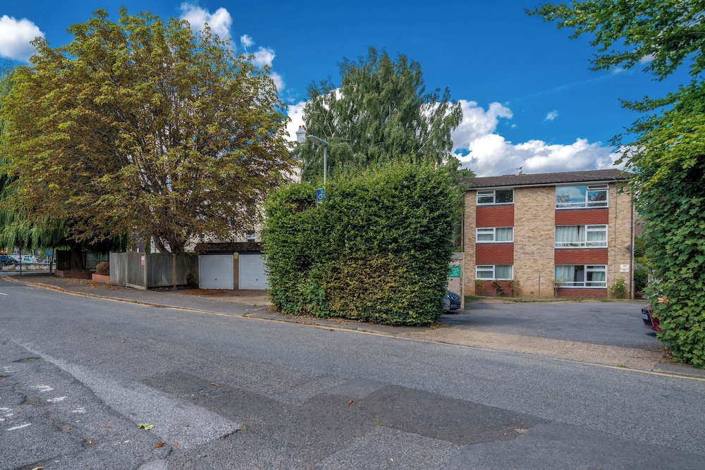 Stylish 2-bedroom Near Redhill Station w/ Parking