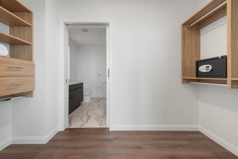 Top-tier Stay 49th Fl Lakefront City Views