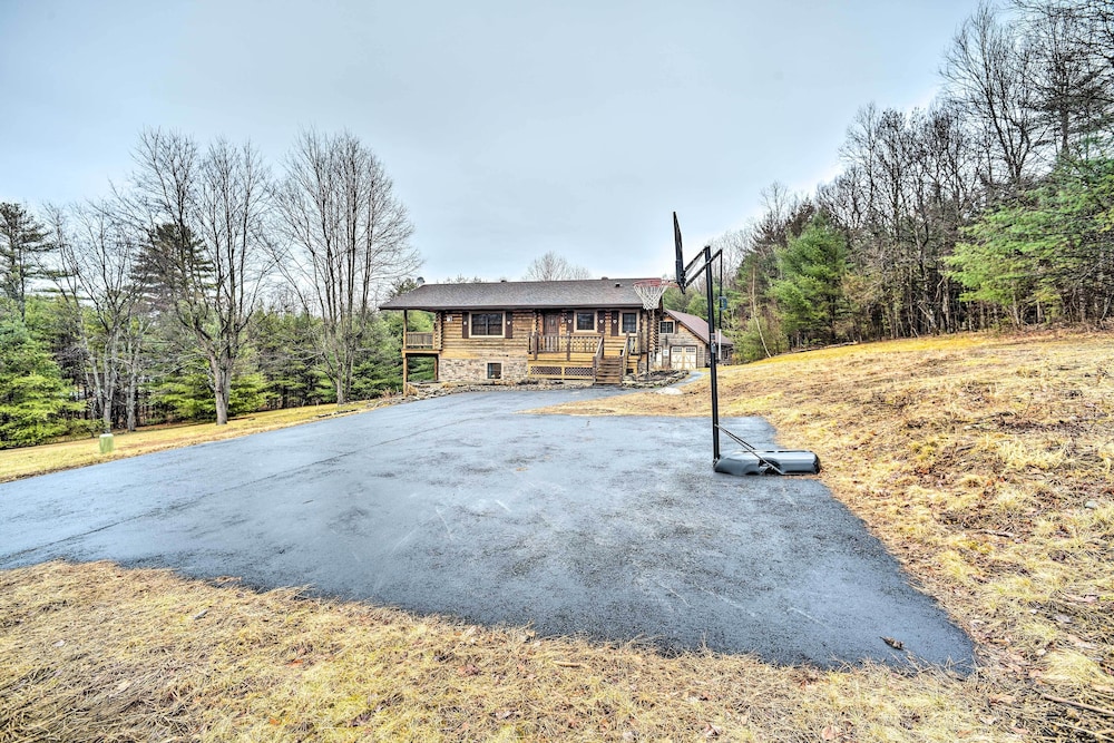 Spacious Cabin w/ Decks Near Saratoga Springs view 3