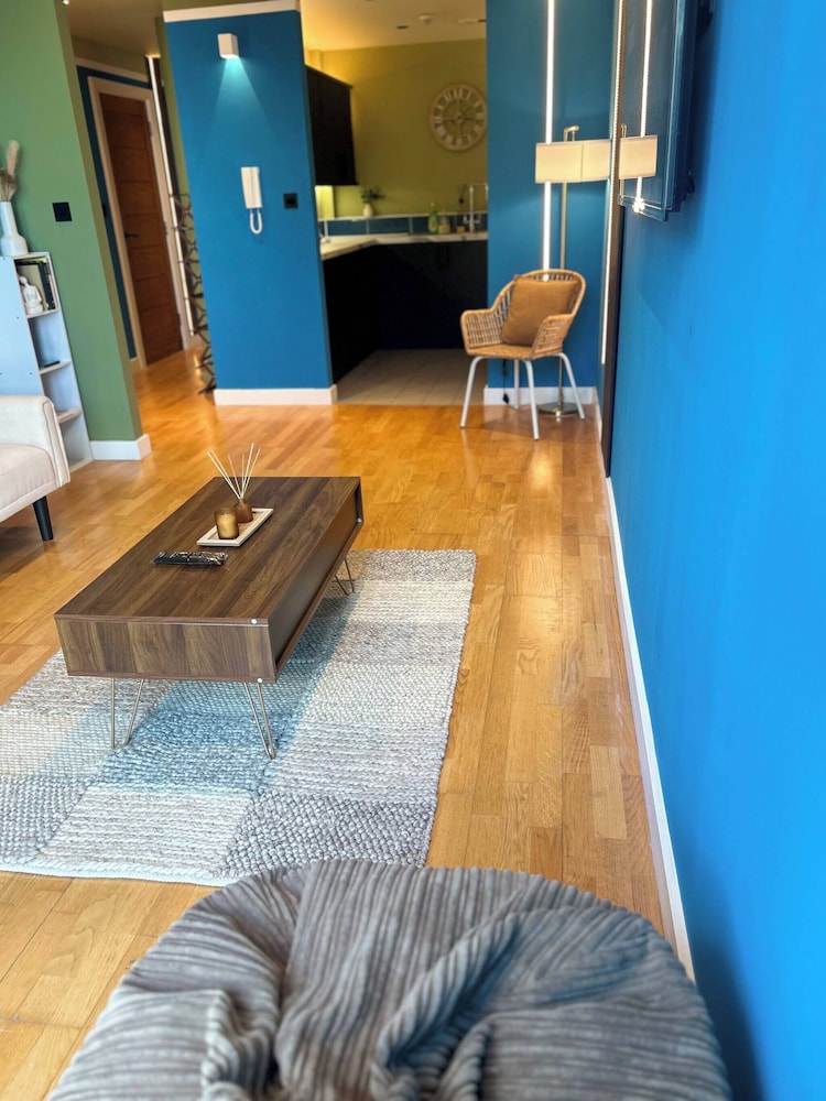Modern City Blue Apartment Next To The AO Arena Free Parking