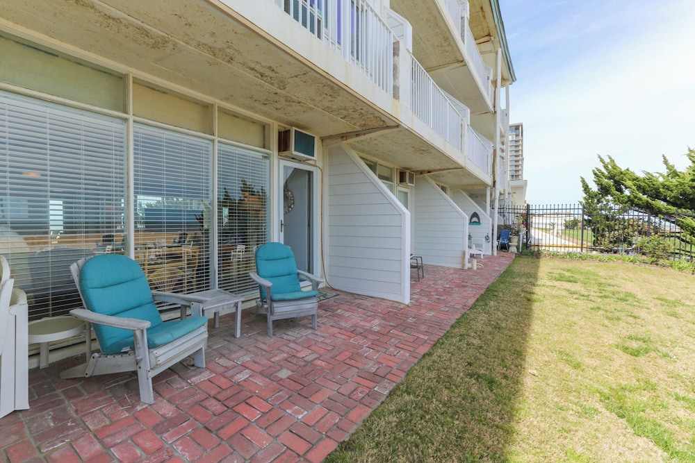Exclusive Beach Access: VA Beach Studio Condo!