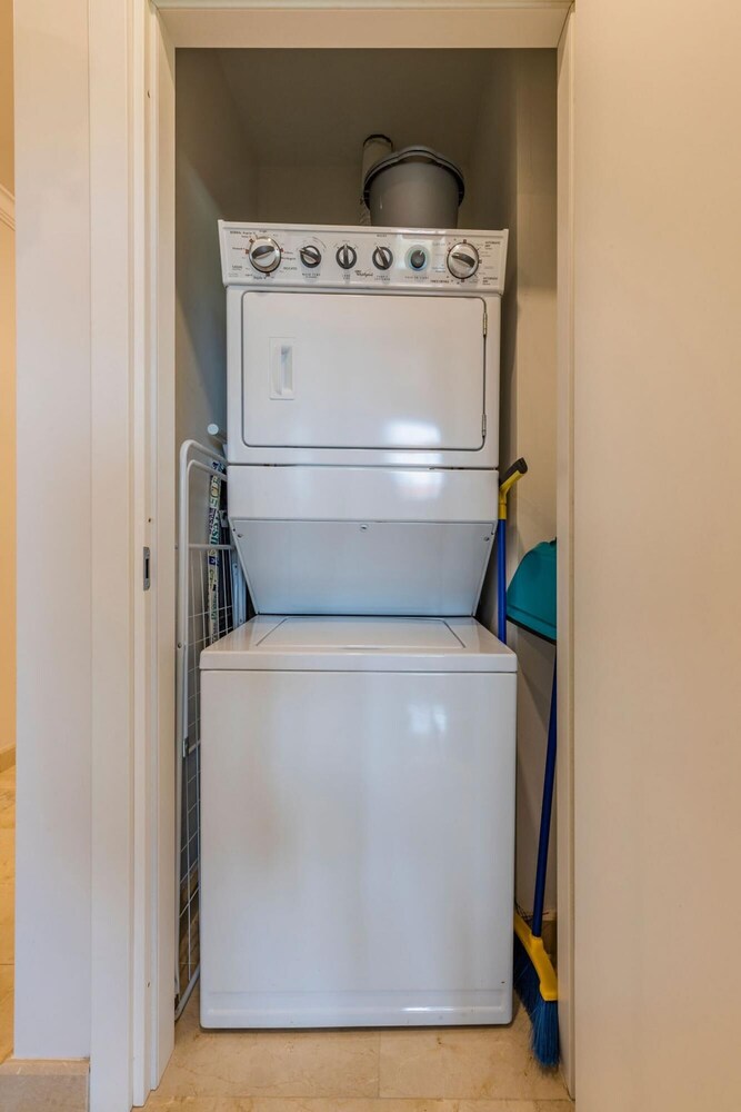 Luxury 1BR Condo Great Location Amenities