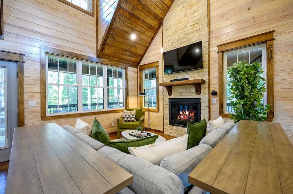 Family-friendly Broken Bow Cabin w spa Game Room