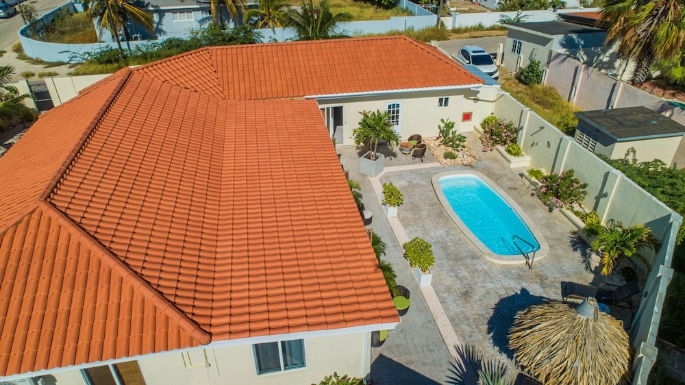 Poolside 1-bed Near Palm Beach