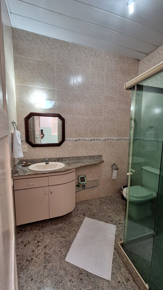 Casa vintage ampla com varanda e quintal
