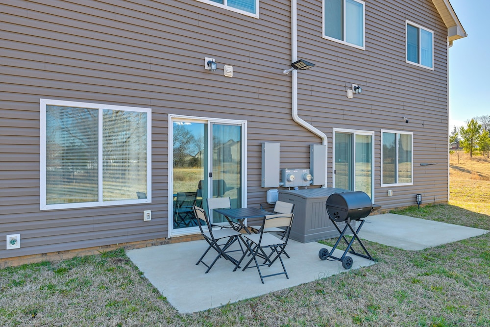 5 Mi to Charlotte Motor Speedway: Cozy Townhome