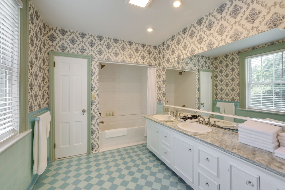 Home on Sprawling Estate, 6 Mi to Dtwn Spartanburg