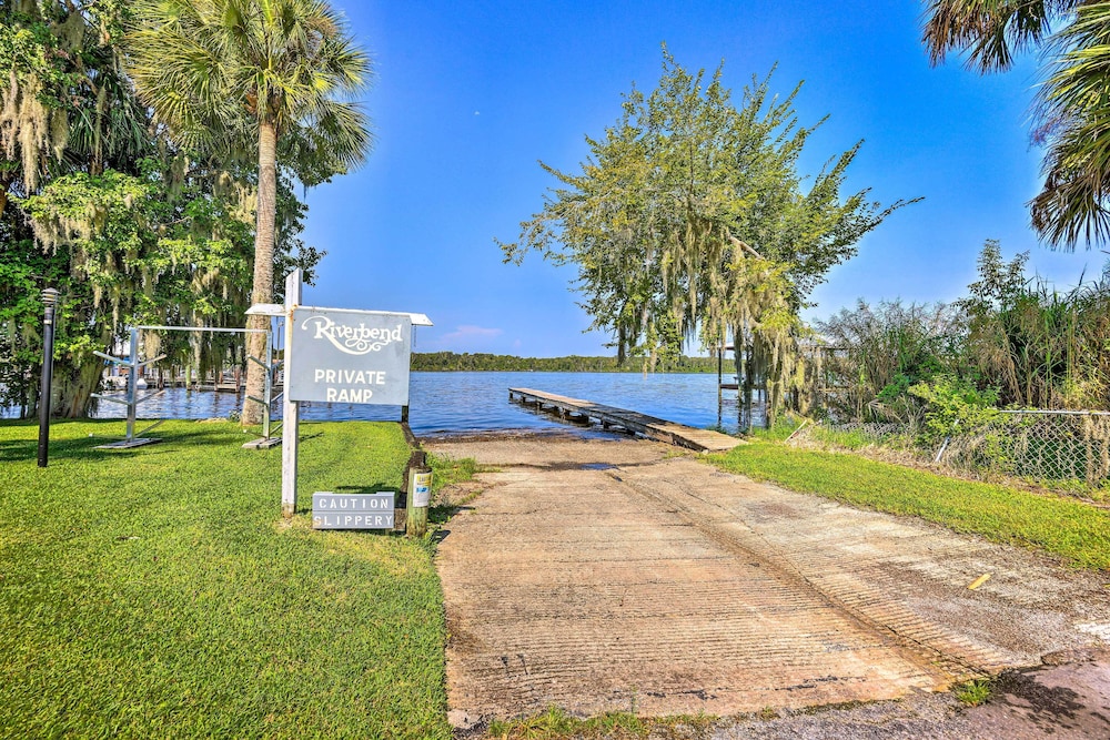 Private Balcony w/ Water Views: Welaka Condo!