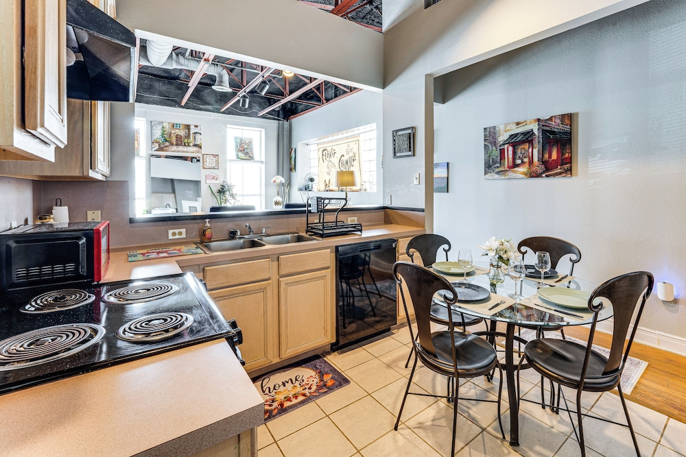 Walk to Corpus Christi Bay: Loft w/ Shaded Parking