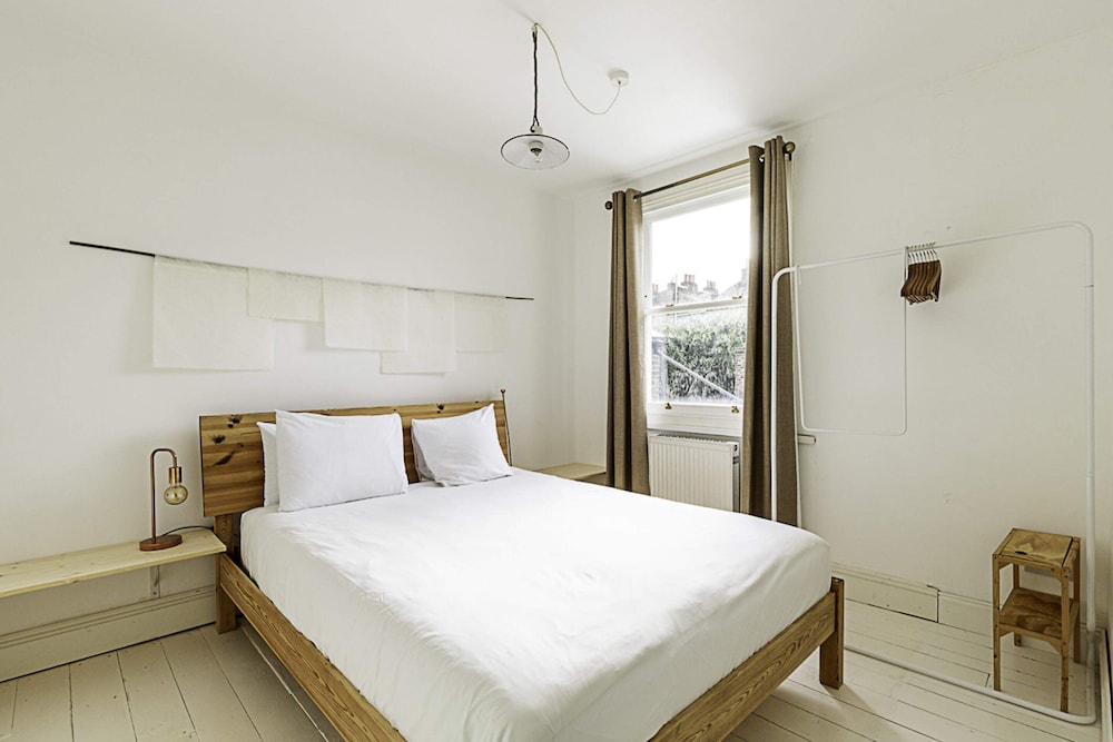 Hackney - Victoria Park: Generous 2 Bed Terrace