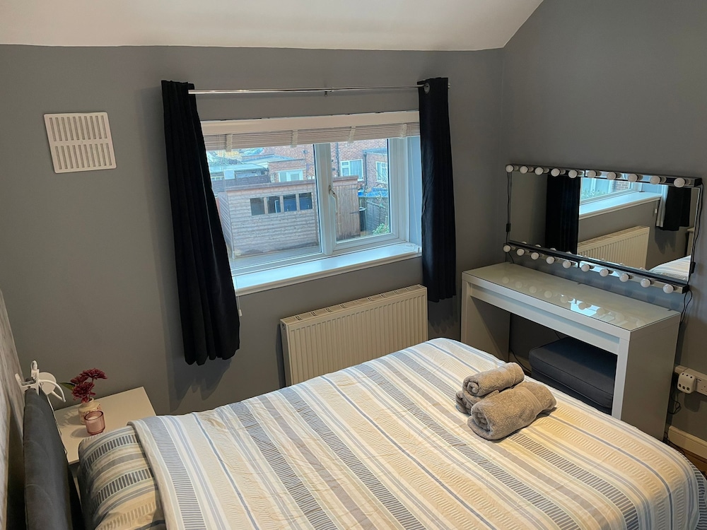 Beautiful 3-bed House in Romford view 4