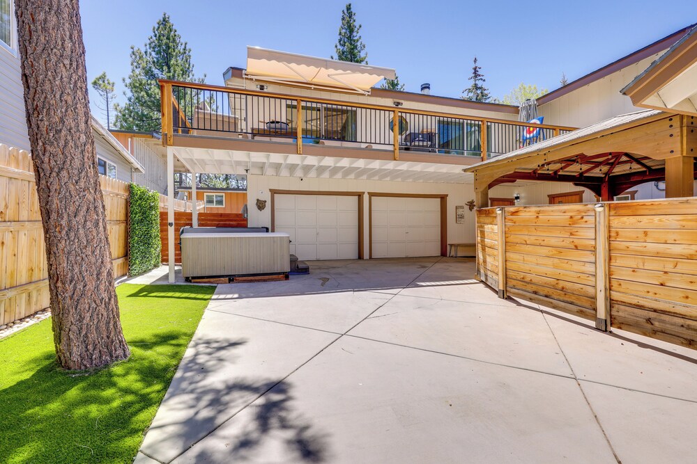Walk to The Village Shops/eats: Big Bear Lake Home