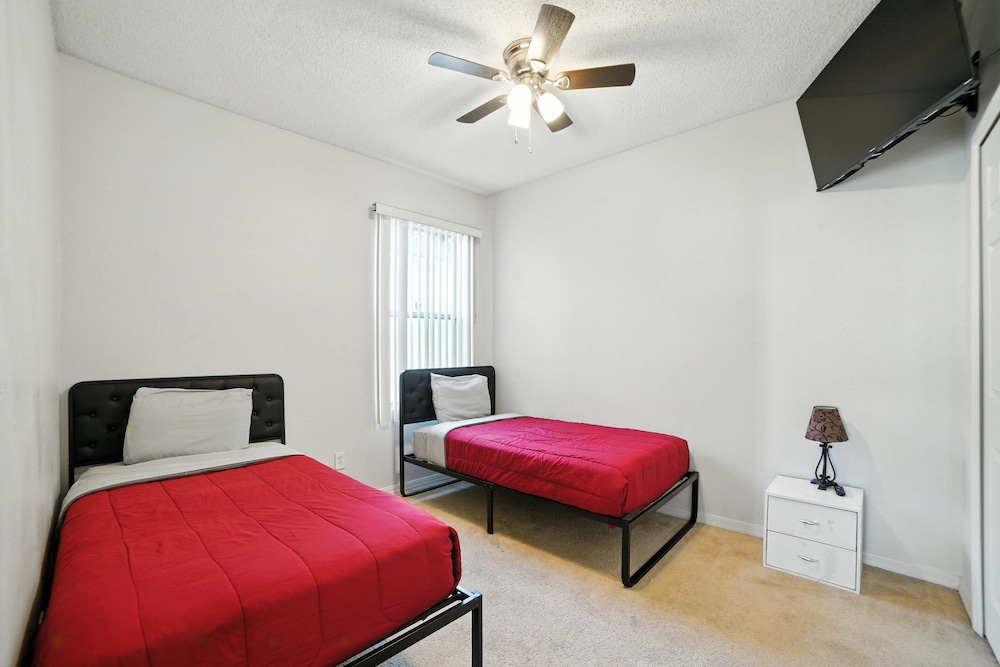 Family Retreat With Private Pool Near Disney! 3 Bedroom Residence