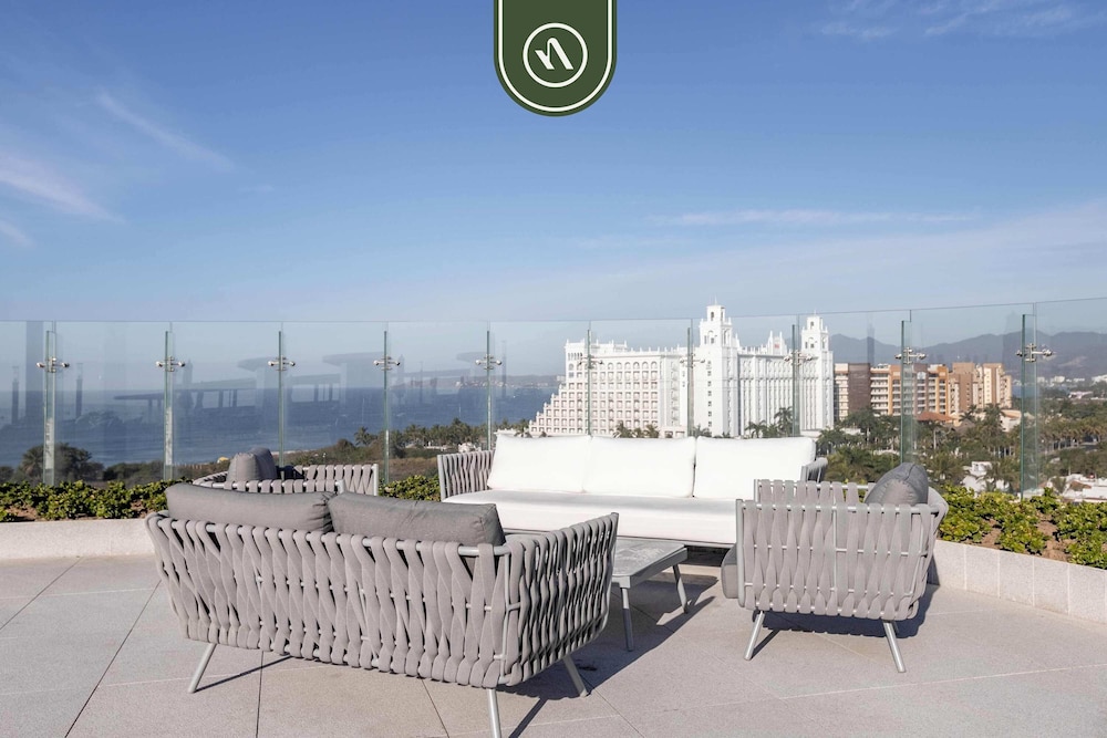 Luxury 3 BR Condo - Beach Access 1 Block Away
