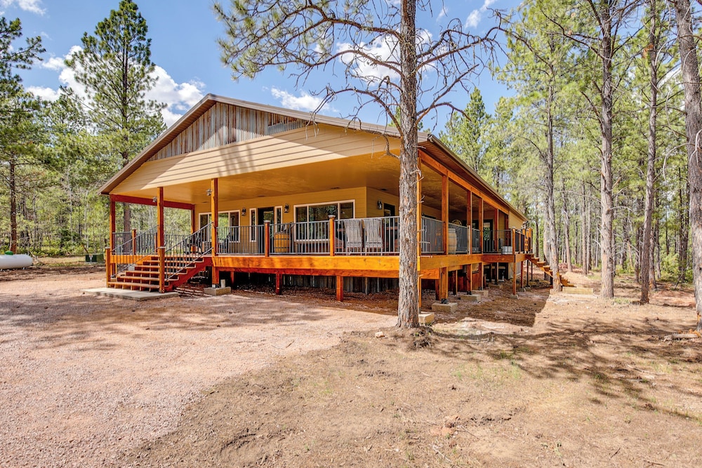 Black Hills Vacation Lodge: Deck & Fire Pit!