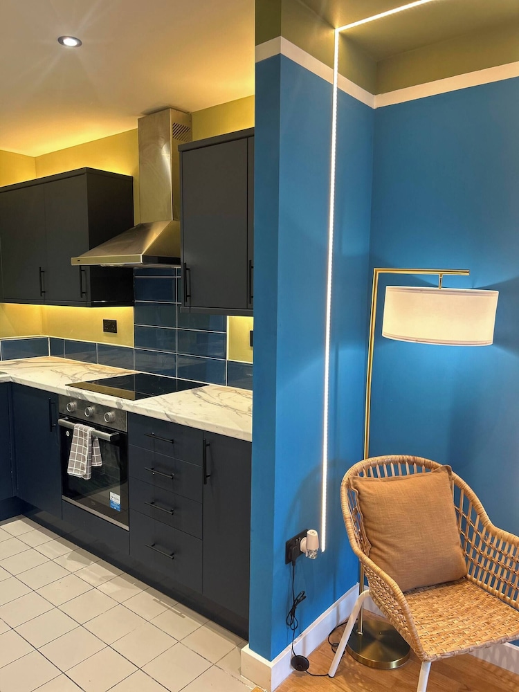 Modern City Blue Apartment Next To The AO Arena Free Parking