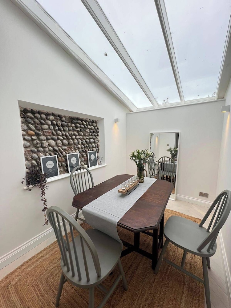 Seaside Retreat - Sleeps 5, Garden & Parking
