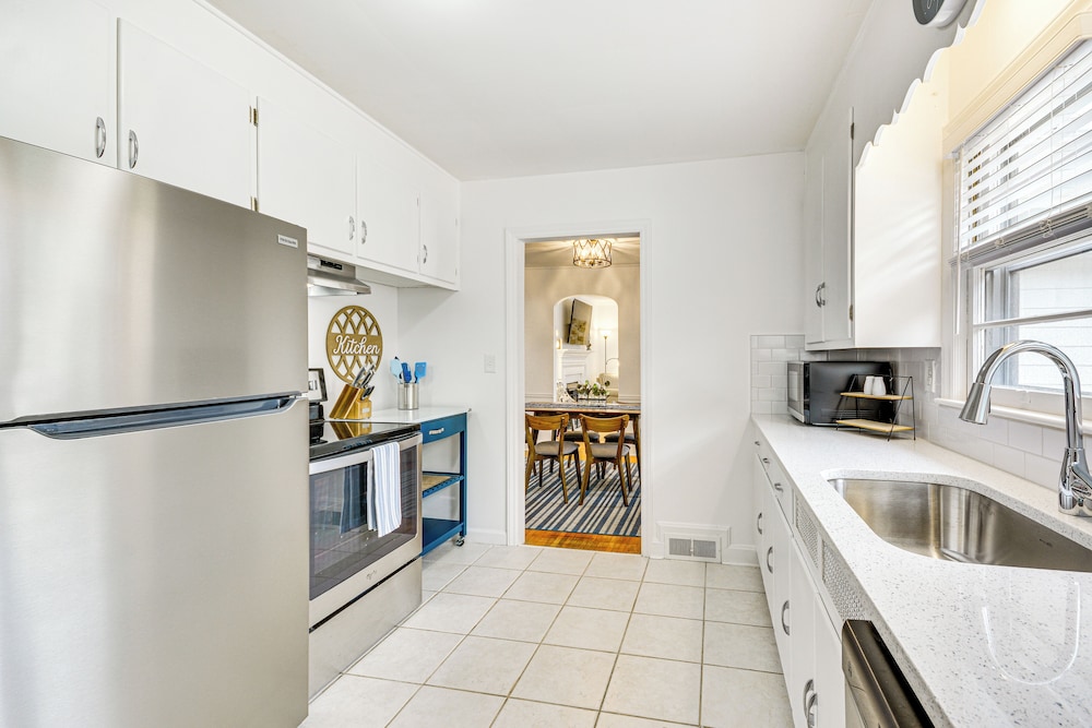 'dogwood Cottage' w/ Fireplace: 1 Mi to University view 4