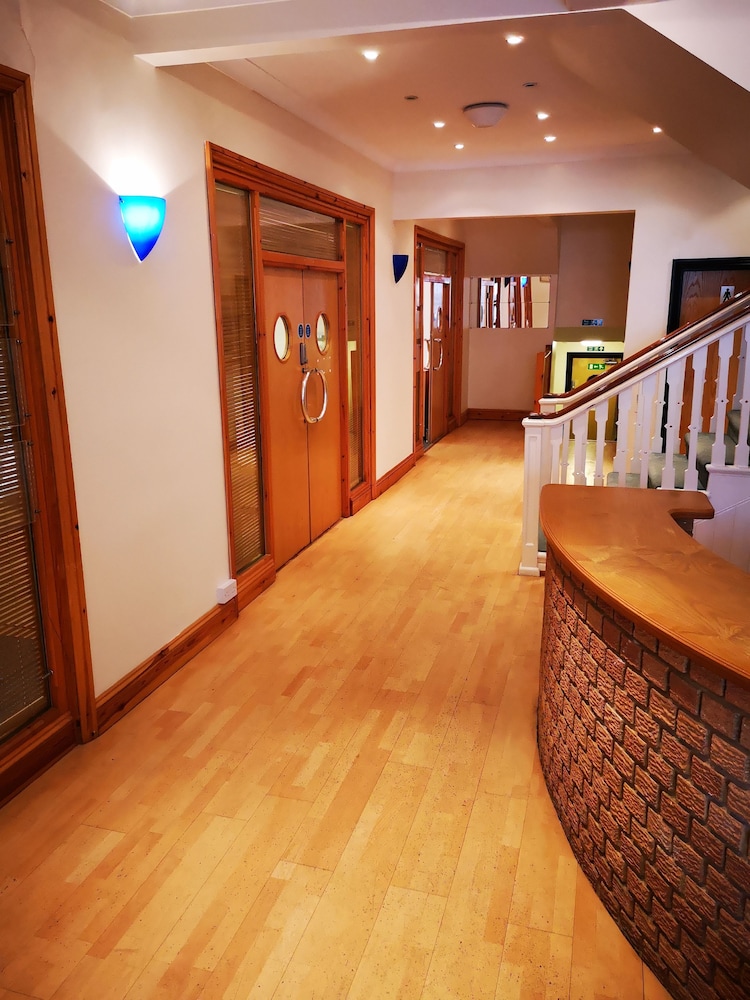 Exchequer Grange - Hostel view 2