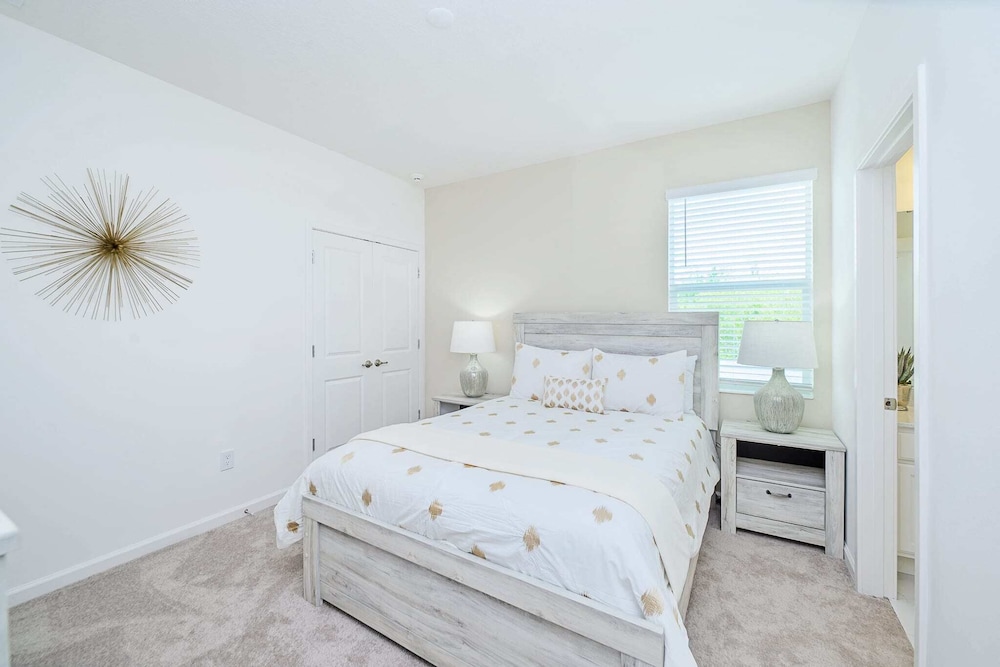 Upstay Luxury Resort Home w Pool & Patiosleeps 26